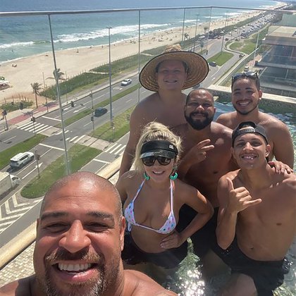 Adriano junto a amigos y familiares disfrutando de las instalaciones del hotel en el que vive