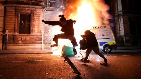 Choques entre manifestantes y policías en Inglaterra dejan varios agentes heridos y vehículos policiales en llamas (VIDEOS)