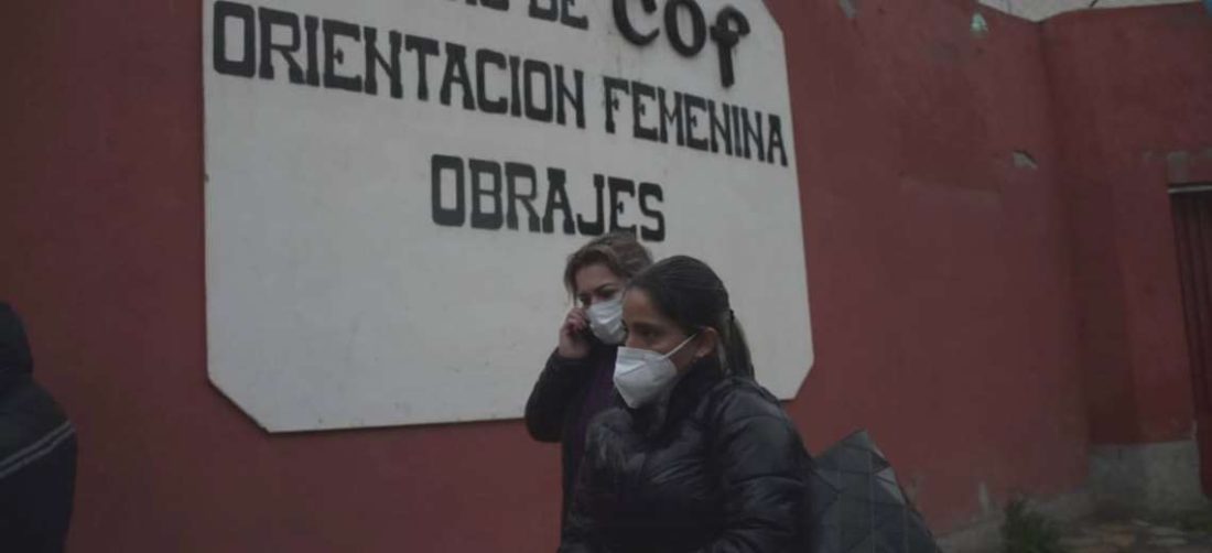 La hija y la abogada de Jeanine Áñez llegaron hasta la cárcel de Obrajes. Foto: APG