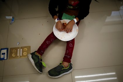 Una niña migrante de Centroamérica come dentro de la oficina del Centro de Atención Integral al Migrante (CAIM) luego de ser deportada con su madre de Estados Unidos, en Ciudad Juárez, México 15 de marzo de 2021 Foto: REUTERS/Jose Luis Gonzalez