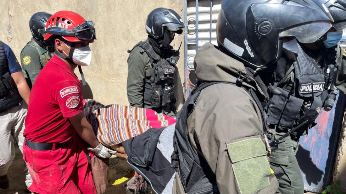 Efectivos policiales recuperan el cuerpo de una persona tras el accidente en Sacaba. ALEJANDRO ORELLANA.