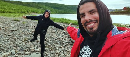 Nahuel junto a su pareja Katri. Juntos recorren Finlandia y le muestran sus paisajes naturales al mundo desde las redes sociales de LandingDos