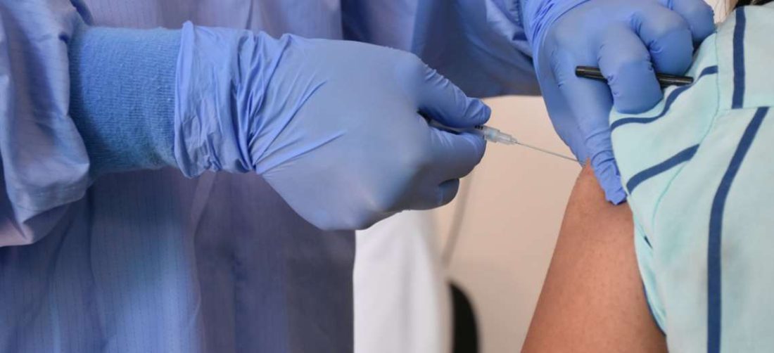 Vacunación anticovid a personal médico en La Guardia