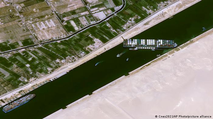 El portacontenedores Ever Given bloquea el canal de Suez. (25.03.2021).