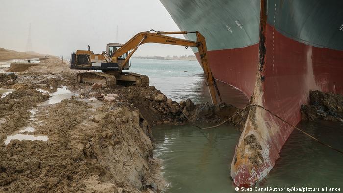 Continúan las tareas para desencallar al portacontenedores de 220.000 toneladas Ever Given en el canal de Suez.
