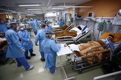 FOTO DE ARCHIVO. Trabajadores sanitarios atienden a los pacientes en la sala de emergencias del hospital Nossa Senhora da Conceicao, que está masificado debido al brote de la enfermedad por coronavirus, en Porto Alegre, Brasil (REUTERS/Diego Vara)