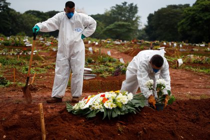 El miércoles Brasil superó las 300.000 muertes por COVID-19 (EFE/Fernando Bizerra Jr./Archivo) 