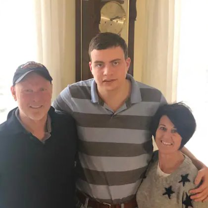 Ryan Lowry, centro, con sus padres, Rob Lowry, 57, y Tracy Lowry, 55 (Foto: Washington Post)