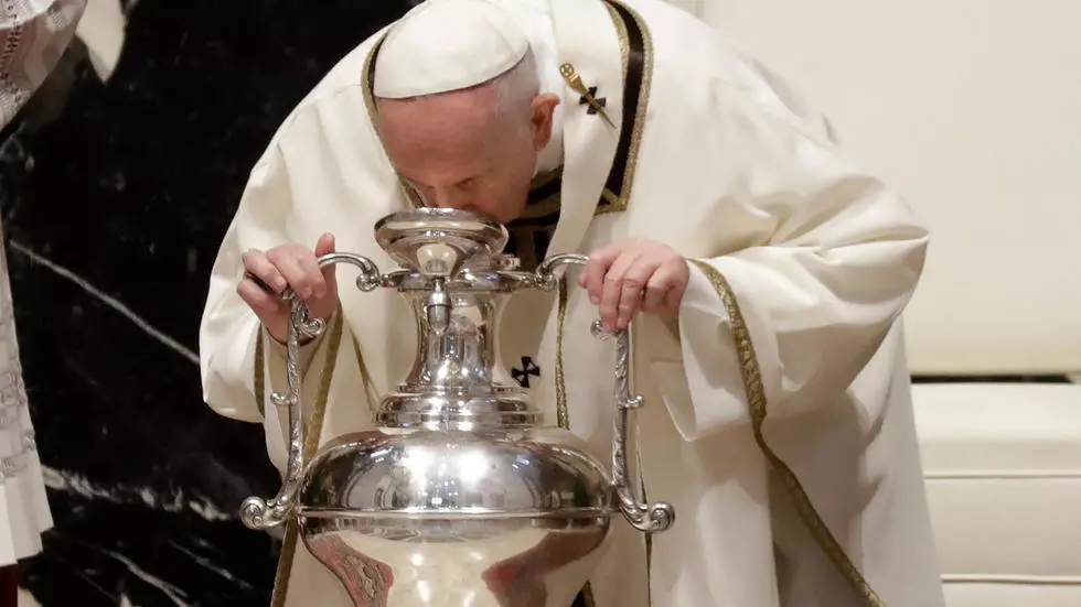 El Papa Francisco sopla dentro de un ánfora que contiene aceite santo durante una Misa Crismal dentro de la Basílica de San Pedro, en el Vaticano, el 1 de abril de 2021.