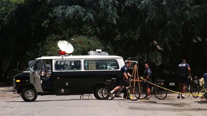 La policía de Los Angeles fuera de la casa del actor Phil Hartman el 28 de mayo de 1998. Hollywood vivía otra tragedia. FSP/SV/WS