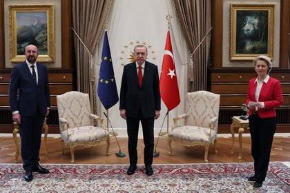 Luego de posar frente a dos sillas, el presidente turco Tayyip Erdogan hizo sentar a su lado al CHarles Michel, presidente del Consejo Europeo y en un sillón apartado a Ursula von der Leyen, presidenta de la Comisión Europea (Reuters)