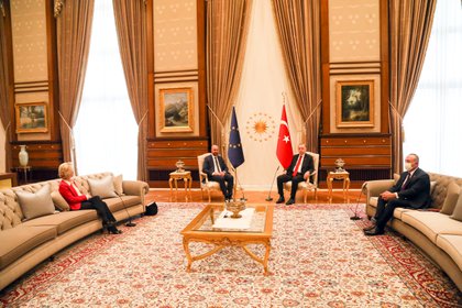De izquierda a derecha: la presidenta de la Comisión Europea Ursula von der Leyen (sentada fuera de protocolo), el titular del Consejo Europeo Charles Michel (al lado del presidente turco) y el jefe del régimen de Ankara, Recep Tayyip Erdoğan (European Union)