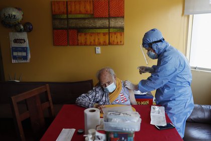 Hasta el momento Perú ha vacunado a 592.230 personas, con 335.047 que ya han recibido dos dosis, como parte de la campaña de inmunización que se hace del personal sanitario y de primera línea en la lucha contra la pandemia, junto con los adultos mayores. EFE/Paolo Aguilar/Archivo 