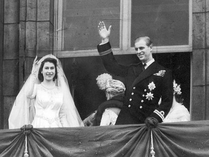Mandatory Credit: Photo by ANL/Evening News/Shutterstock (861322a) La reina Isabel y el príncipe Felipe saludan a la multitud luego de contraer matrimonio