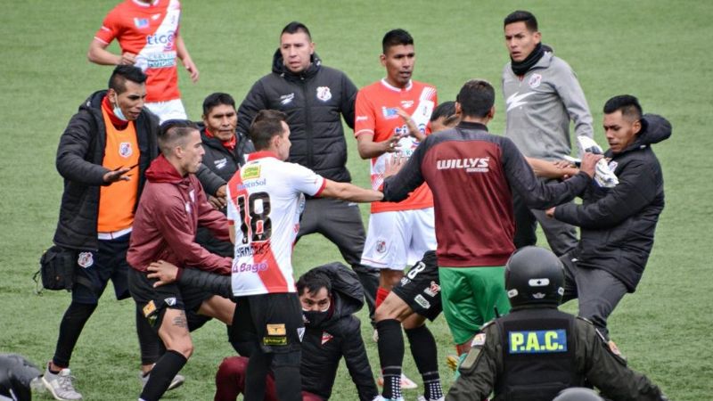Costa despide al DT Núñez en medio de una pelea que dejó al menos dos heridos