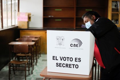 Un hombre vota en Pujili, Ecuador (Ecuador)