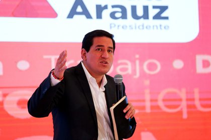 El la imagen un registro del candidato del correísmo a la Presidencia de Ecuador, Andrés Arauz, durante un evento de campaña, en Quito (Ecuador). EFE/José Jácome 
