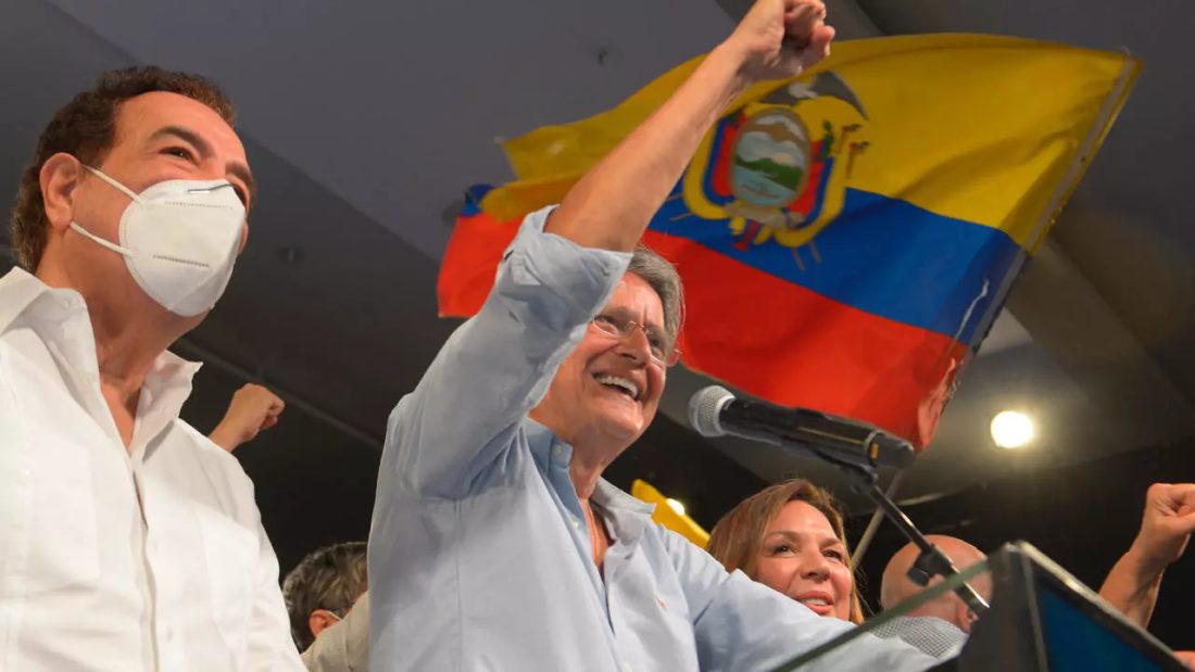 El exbanquero Guillermo Lasso (dcha) celebra su victoria en las elecciones ecuatorianas, en Guayaquil, el 11 de abril de 2021
