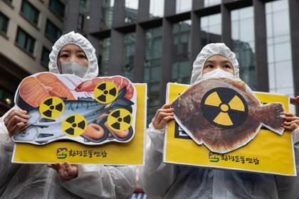 Miembros de un grupo ambientalista realizan una protesta contra la liberación de agua radiactiva en el océano desde la Central Nuclear de Fukushima; cerca de la embajada japonesa en Seúl, Corea del Sur, 13 de abril de 2021. EFE/EPA/JEON HEON-KYUN 