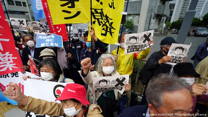 Manifestantes, ante la oficina del primer ministro en Tokio, cantan consignas contra la decisión de empezar a verter al mar cantidades masivas de agua radiactiva tratada.