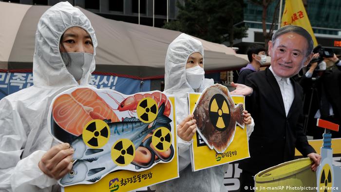 Activistas medioambientales con una máscara del primer ministro japonés, Yoshihide Suga, y trajes de protección protestan cerca de la embajada japonesa en Seúl, Corea del Sur.