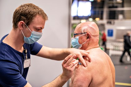 Un trabajador de salud vacuna contra el coronavirus a un hombre en Frederikshavn, Jutland, Dinamarca. Henning Bagger/ Ritzau Scanpix/via REUTERS 