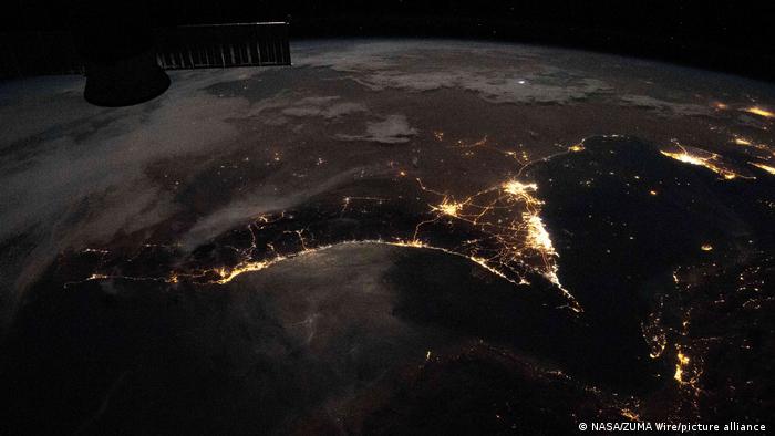 Emiratos Árabes Unidos fotografiado desde la Estación Espacial Internacional (centro, derecha)