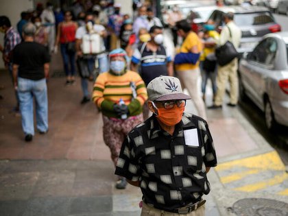 Guillermo Lasso deberá hacer frente a una economía muy dañada por el coronavirus (REUTERS/Vicente Gaibor del Pino)