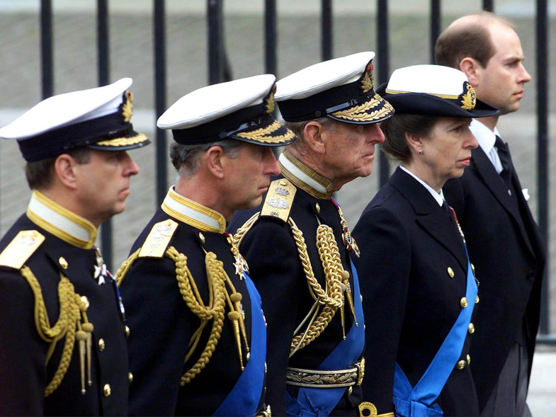 El duque de Edimburgo y sus cuatro hijos, los príncipes Carlos, Ana, Andrés y Eduardo, en el funeral de la reina madre. 2002