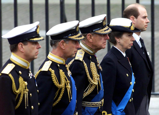 El duque de Edimburgo y sus cuatro hijos, los príncipes Carlos, Ana, Andrés y Eduardo, en el funeral de la reina madre. 2002