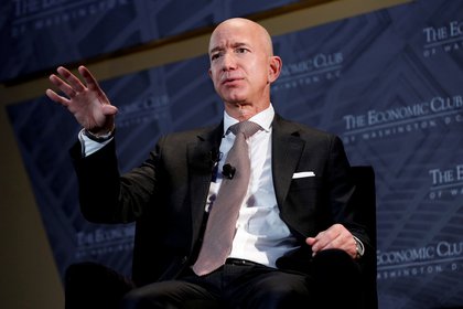 Jeff Bezos, presidente y director ejecutivo de Amazon y propietario de The Washington Post, habla en el Economic Club of Washington DC en Washington, en una foto de archivo. El CEO de la empresa digital escribió su última "Carta anual a los accionistas" (Reuters)