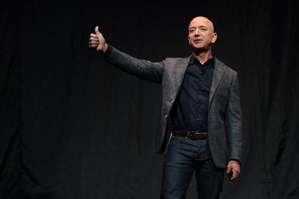 El fundador, presidente y director ejecutivo de Amazon, Jeff Bezos, levanta el pulgar mientras habla durante un evento sobre los planes de exploración espacial de Blue Origin en Washington, en mayo de 2019 (Reuters)