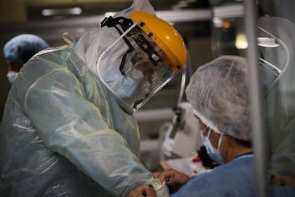 Enfermeros del Centro de Tratamientos intensivos (CTI) del hospital privado Casmu se preparan para atender a pacientes covid-19, el 14 de abril de 2021 en Montevideo (Uruguay). EFE/ Raúl Martínez 