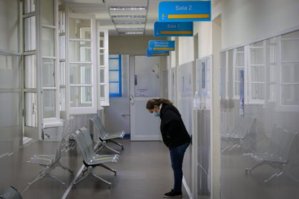 Una mujer espera en un pasillo del área de Cuidados Intermedios del Hospital Público de Rivera, el 30 de marzo de 2021 en Rivera (Uruguay). EFE/Raúl Martínez/Archivo 