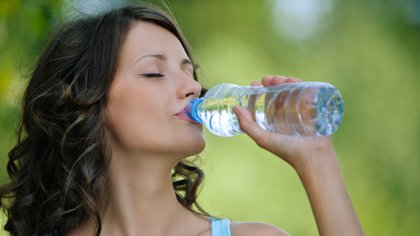 Tomar dos litros de agua por día es un buen hábito para que estén lubricadas las cuerdas vocales (Shutterstock)