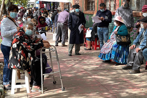 Adultos Mayores en Cochabamba realizan filas para recibir vacunas Foto: Alejandro Orellana | Diario OPINIÓN
