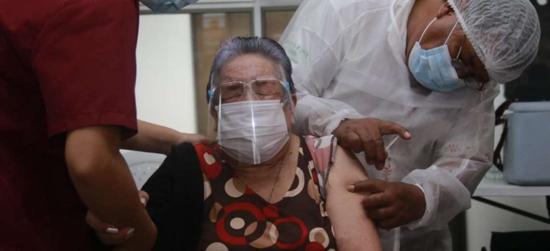 Foto Juan Carlos Torrejón: vacunación a mayores de 80 años en la ciudad