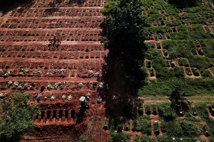 Foto de un cementerio en Brasil en abril de 2021. REUTERS/Amanda Perobelli