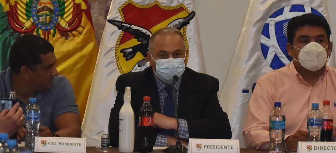 Fernando Costa (c), durante la reunión de consejo superior. Foto: APG Noticias