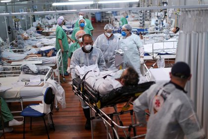 Paciente con COVID-19 es trasladado en un hospital de campaña en Santo André, San Pablo (REUTERS/Amanda Perobelli)