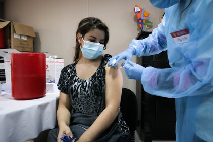 Una mujer recibe una vacuna contra el covid-19 el 31 de marzo de 2021 en el Hospital Público de Rivera, en Rivera (Uruguay). EFE/ Raúl Martínez 