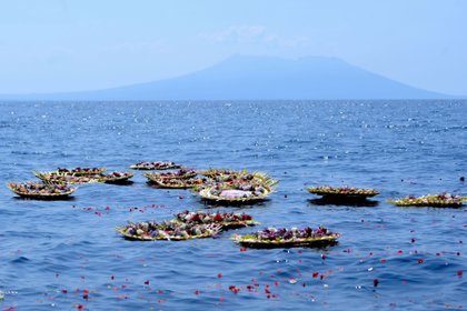 Flores y pétalos con los nombres de los miembros hundidos de la tripulación del submarino KRI Nanggala-402 se ven en el mar cerca de Labuhan Lalang, Bali, Indonesia (Reuters)