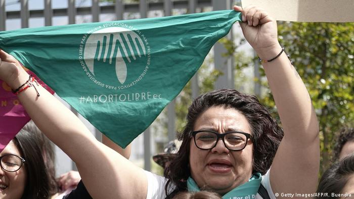 Foto de una mujer que protesta con un pañuelo verde que dice aborto libre en Ecuador