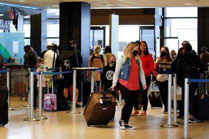 Viajeros haciendo cola para facturar en el aeropuerto internacional de Seattle-Tacoma en SeaTac, Washington, Estados Unidos, 12 de abril de 2021. REUTERS/Lindsey Wasson