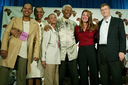 Melinda y Bill Gates , Nelson Mandela, Graça Machel y otros durante una visita a la Universidad Witwatersrand en 2003 (Foto: Instagram@melindafrenchgates)