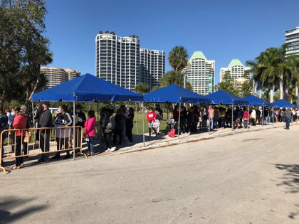 Vista de cientos de personas esperando para recibir ayuda alimentaria durante la primera jornada de ayuda para aliviar la inseguridad alimentaria debido al coronavirus, el 1 de diciembre de 2020, en el parque Regatta en Miami, Florida (EE.UU.). EFE/Ana Mengotti 