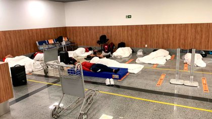 Así durmieron los futbolistas de Independiente varados en el aeropuerto (Foto: @Mati_Martinez)