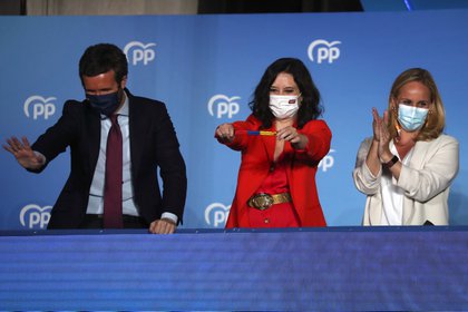 Díaz Ayuso y el líder nacional del PP, Pablo Casado, celebran los resultados de las elecciones regionales en el balcón de la sede del PP (REUTERS/Susana Vera)