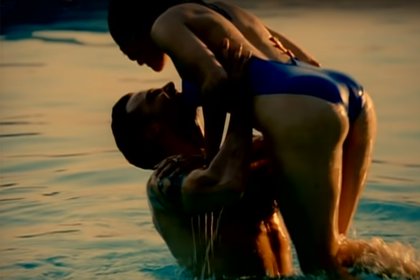 Ben Affleck con Jennifer Lopez en el videoclip "Jenny from the Block"
