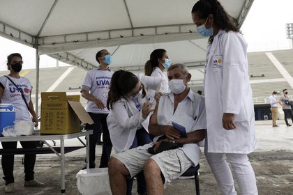 Cerca del 17 % de la población del país, de unos 210 millones de habitantes, recibieron la primera dosis de la vacuna, mientras que el 8,5 % fueron inoculados con la segunda (REUTERS/Ricardo Moraes)